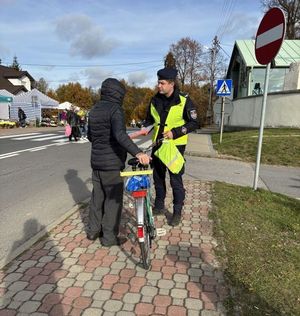 policjanci prowadzący ziałania profilaktyczne przy koneckim cmentarzu