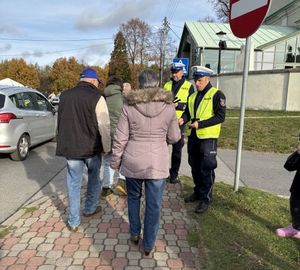 policjanci prowadzący ziałania profilaktyczne przy koneckim cmentarzu