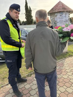 policjanci prowadzący ziałania profilaktyczne przy koneckim cmentarzu