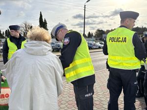 policjanci prowadzący ziałania profilaktyczne przy koneckim cmentarzu