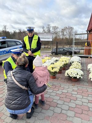 policjanci prowadzący ziałania profilaktyczne przy koneckim cmentarzu