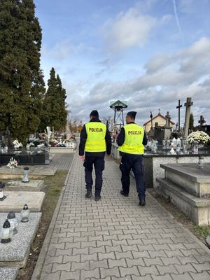 policjanci prowadzący ziałania profilaktyczne przy koneckim cmentarzu