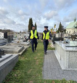 policjanci prowadzący ziałania profilaktyczne przy koneckim cmentarzu