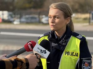 policjanci prowadzący ziałania profilaktyczne przy koneckim cmentarzu