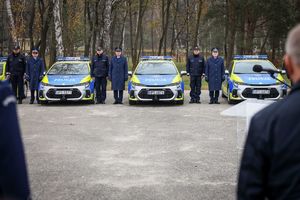 uczestnicy uroczystości oraz pojazdy