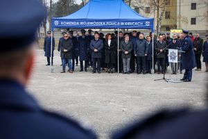 uczestnicy uroczystości oraz pojazdy