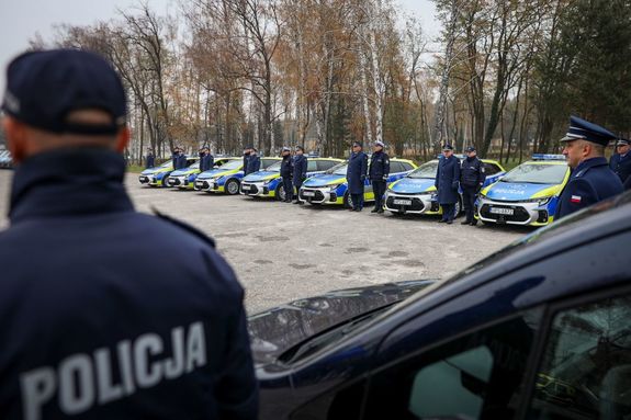 uczestnicy uroczystości oraz pojazdy