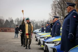 uczestnicy uroczystości oraz pojazdy