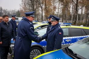 uczestnicy uroczystości oraz pojazdy