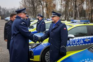 uczestnicy uroczystości oraz pojazdy