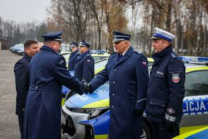 uczestnicy uroczystości oraz pojazdy