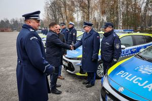 uczestnicy uroczystości oraz pojazdy