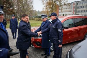 uczestnicy uroczystości oraz pojazdy