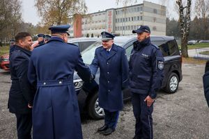 uczestnicy uroczystości oraz pojazdy