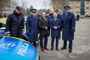 uczestnicy uroczystości oraz pojazdy