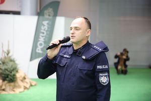 policjanci z psami służbowymi podczas pokazu