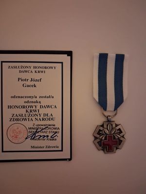 Odznaczony odznaką „Honorowego Dawcy Krwi – Zasłużony dla Zdrowia Narodu&quot;