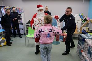 Policyjny Mikołaj obdarowywał prezentami najmłodszych