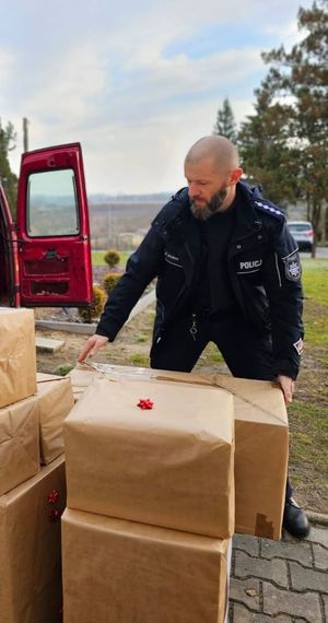 „Szlachetna Paczka” od sandomierskich policjantów i pracowników cywilnych