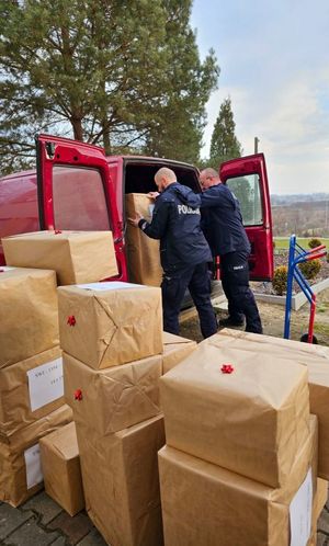 „Szlachetna Paczka” od sandomierskich policjantów i pracowników cywilnych