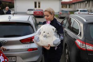 Przedświąteczna wizyta policjantów w Domu Pomocy Społecznej w Mnichowie