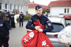 Przedświąteczna wizyta policjantów w Domu Pomocy Społecznej w Mnichowie