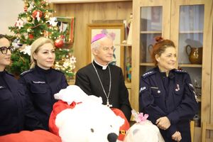 Przedświąteczna wizyta policjantów w Domu Pomocy Społecznej w Mnichowie