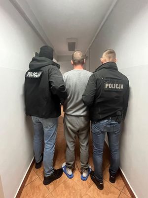 zatrzymany w asyście policjantów