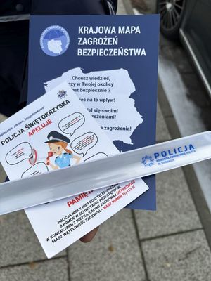 policjanci rozmawiający z seniorami