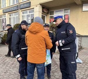 policjanci rozmawiający z seniorami