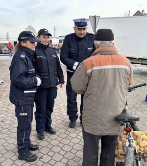 policjanci rozmawiający z seniorami