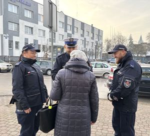 policjanci rozmawiający z seniorami