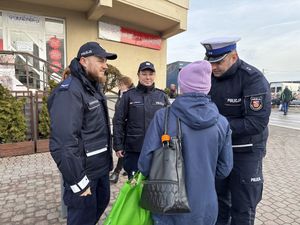 policjanci rozmawiający z seniorami