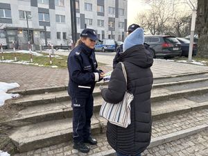 policjanci rozmawiający z seniorami