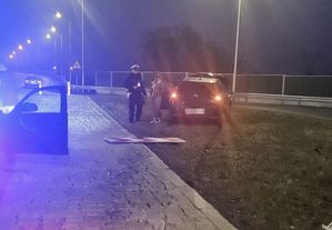 rozbite auto i policjant