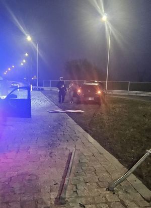rozbite auto i policjant