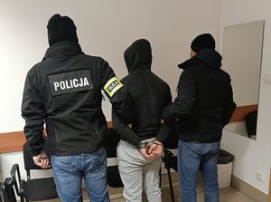 Poszukiwany 22-latek w rękach ostrowieckich policjantów