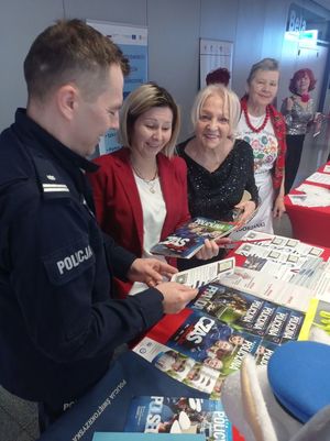 policjanci na  stoisku profilaktycznym