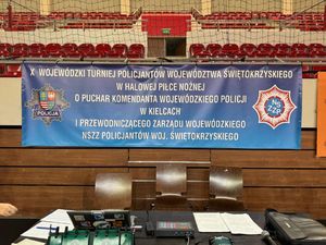 Rozpoczęcie Jubileuszowego X Wojewódzkiego Turnieju Policjantów Województwa Świętokrzyskiego w Halowej Piłce Nożnej w Ostrowcu Świętokrzyskim