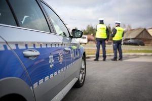 Policjanci podczas zabezpieczenia