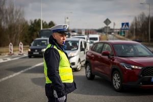 Policjanci podczas zabezpieczenia