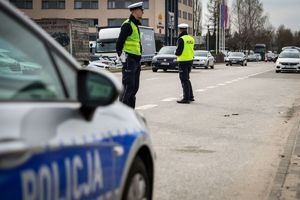 Policjanci podczas zabezpieczenia