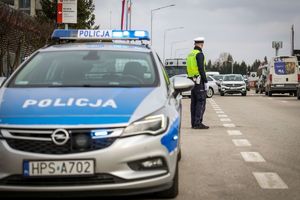 Policjanci podczas zabezpieczenia