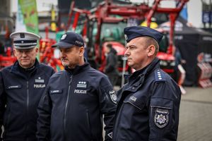 Policjanci podczas zabezpieczenia