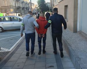 zatrzymany w asyście policjantów