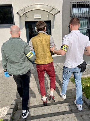 sprawca rozboju w asyście policjantów