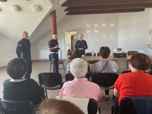 policjanci podczas zajęć profilaktycznych z seniorami