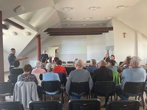 policjanci podczas zajęć profilaktycznych z seniorami