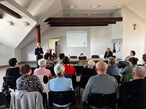 policjanci podczas zajęć profilaktycznych z seniorami