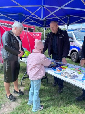 Rodzinny piknik z włoszczowskimi policjantami